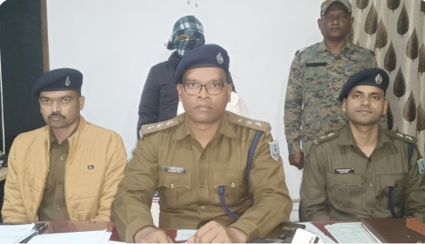 गिरफ्तार आरोपी की जानकारी देते पुलिस पदाधिकारी गिरफ्तार आरोपी की जानकारी देते पुलिस पदाधिकारी