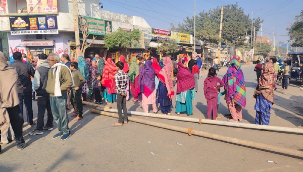 अपराही मोहल्ला के सामने बत्तख चौक पर जाम लगाए कालोनीवासी। अपराही मोहल्ला के सामने बत्तख चौक पर जाम लगाए कालोनीवासी।