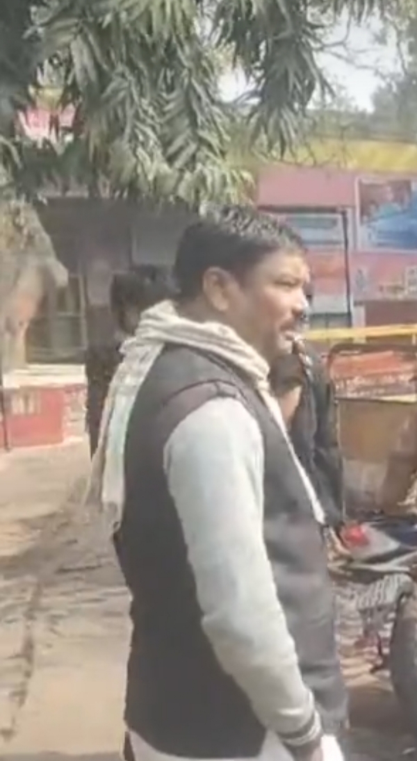 अस्पताल में मौजूद परिजन अस्पताल में मौजूद परिजन