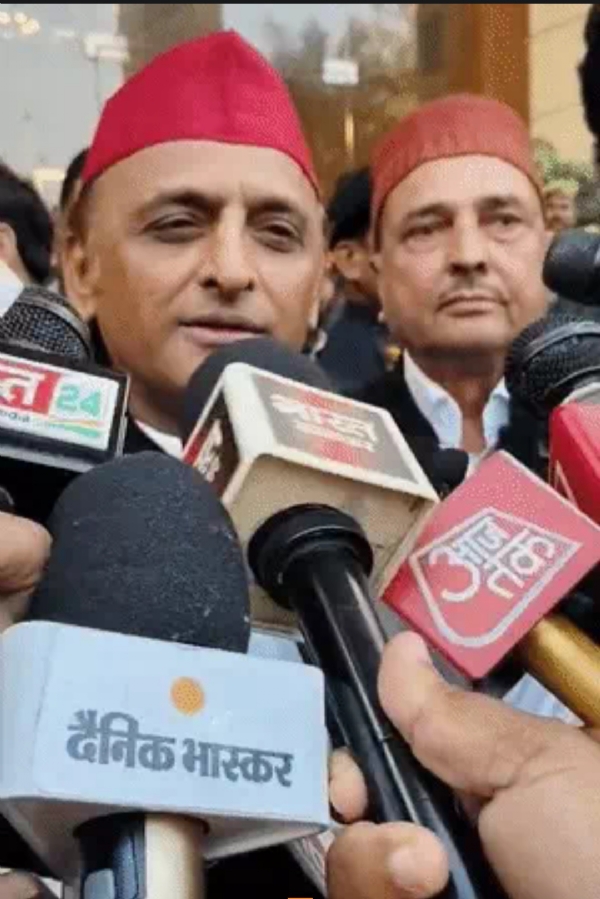 पत्रकार वार्ता करते पूर्व मुख्यमंत्री अखिलेश यादव पत्रकार वार्ता करते पूर्व मुख्यमंत्री अखिलेश यादव