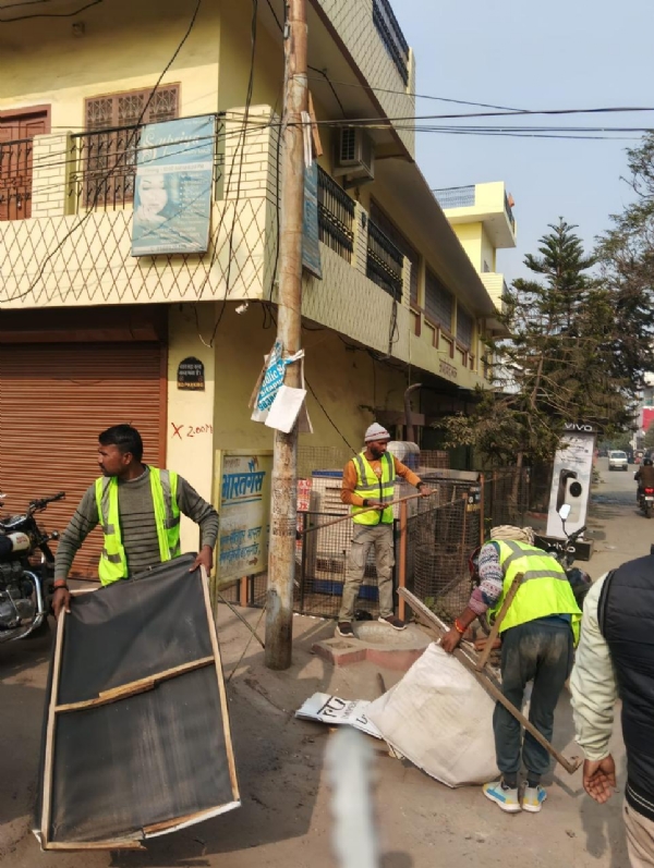 अपना सामान हटाता दुकानदार अपना सामान हटाता दुकानदार