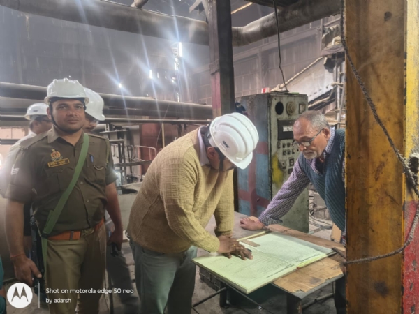 चीनी मिल का निरीक्षण करते जिलाधिकारी चीनी मिल का निरीक्षण करते जिलाधिकारी