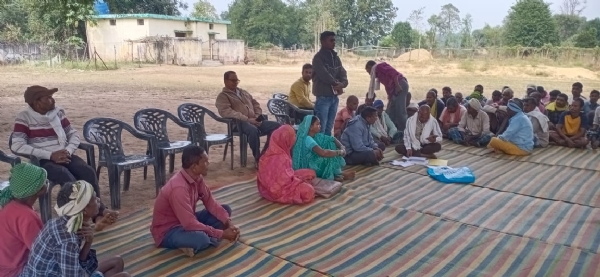 ग्राम सभा में बैठे हुए ग्राम कोलियारी के ग्रामीण। ग्राम सभा में बैठे हुए ग्राम कोलियारी के ग्रामीण।