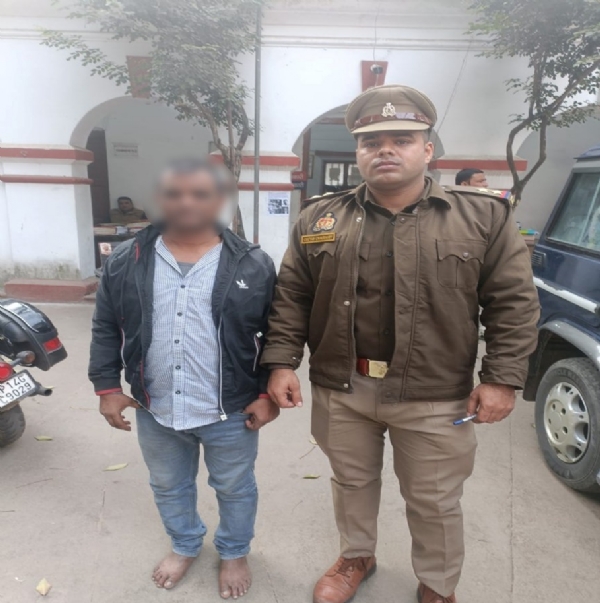 दूसरे के स्थान पर परीक्षा देते हुए गिरफतार नटवरलाल का छाया चित्र दूसरे के स्थान पर परीक्षा देते हुए गिरफतार नटवरलाल का छाया चित्र