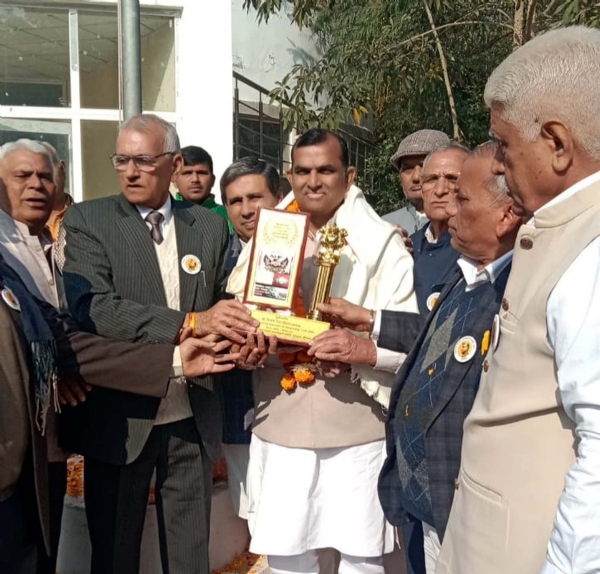 गुरुग्राम के स्वतंत्रता सेनानी भवन स्थित वार मेमोरियल पर आयोजित कार्यक्रम में मुख्य अतिथि डा. विजय सिंह चौहान को स्मृति चिन्ह भेंट करते स्वतंत्रता सेनानी उत्तराधिकारी समिति के पदाधिकारी।