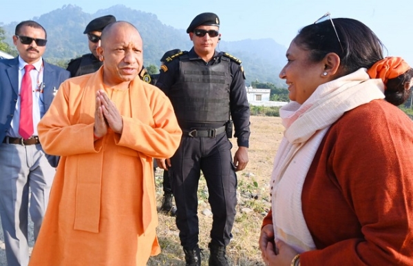 उत्तरप्रदेश के मुख्यमंत्री योगी आदित्यनाथ का विधानसभा अध्यक्ष ऋतु खण्डूडी भूषण स्वागत करती। उत्तरप्रदेश के मुख्यमंत्री योगी आदित्यनाथ का विधानसभा अध्यक्ष ऋतु खण्डूडी भूषण स्वागत करती।