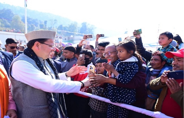 मुख्यमंत्री पुष्कर सिंह धामी केदारेश्वर मैदान कपकोट में लोगों से मिलते हुए। मुख्यमंत्री पुष्कर सिंह धामी केदारेश्वर मैदान कपकोट में लोगों से मिलते हुए।