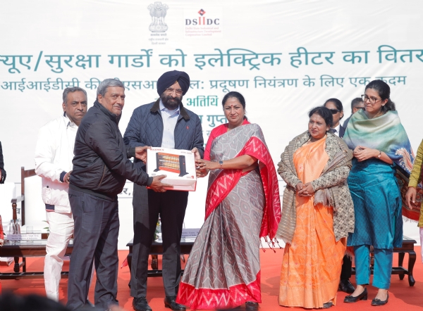 दिल्ली हाट पीतमपुरा में रविवार को मुख्यमंत्री रेखा गुप्ता चौकीदारों को इलेक्ट्रिक हीटर देते हुए, साथ में दिल्ली के पर्यावरण मंत्री मनजिंदर सिंह सिरसा दिल्ली हाट पीतमपुरा में रविवार को मुख्यमंत्री रेखा गुप्ता चौकीदारों को इलेक्ट्रिक हीटर देते हुए, साथ में दिल्ली के पर्यावरण मंत्री मनजिंदर सिंह सिरसा