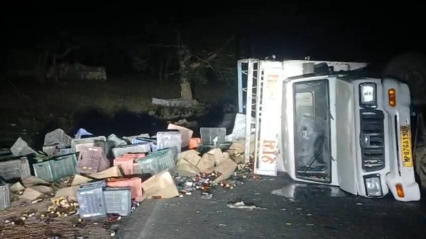 श्योपुर: सब्जी के केरिटों में छुपाकर ले जा रहे थे अवैध शराब, पुलिस ने पीछा किया तो पलट गई पिकअप श्योपुर: सब्जी के केरिटों में छुपाकर ले जा रहे थे अवैध शराब, पुलिस ने पीछा किया तो पलट गई पिकअप