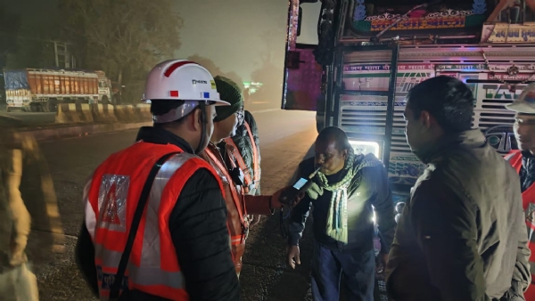 ब्रेथ एनालाइज़र के जरिये वाहन चालक की जांच करते पुलिसकर्मी ब्रेथ एनालाइज़र के जरिये वाहन चालक की जांच करते पुलिसकर्मी