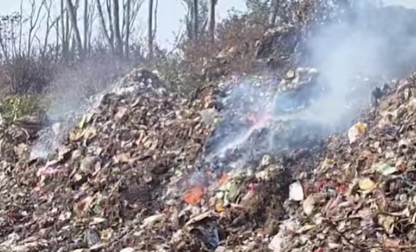 जलता हुए कूड़े से निकलता धुआं