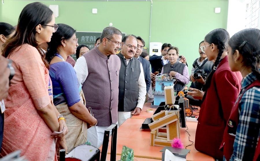 केन्द्रीय मंत्री धर्मेंद्र प्रधान ने भोपाल के कमला नेहरू सांदीपनि विद्यालय का किया निरीक्षण केन्द्रीय मंत्री धर्मेंद्र प्रधान ने भोपाल के कमला नेहरू सांदीपनि विद्यालय का किया निरीक्षण