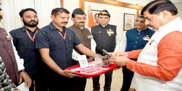 मप्रः मुख्यमंत्री डॉ. यादव ने सैनिक कल्याण के लिए क्यूआर कोड से भेंट किए 11 हजार रुपये
