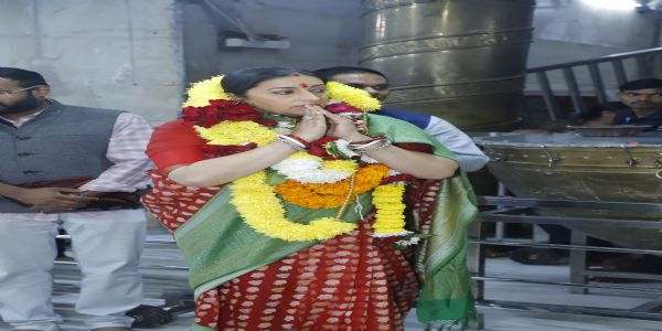 पूर्व केन्द्रीय मंत्री स्मृति ईरानी पहुंची उज्जैन, बोलीं- मैं भाग्यशाली हूं,बाबा महाकाल मुझे दर्शन का मौका देते हैं