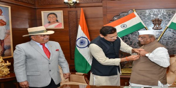 कर्नल राज्यवर्धन सिंह राठौड़ ने लोक भवन पहुंचकर राज्यपाल की जैकेट पर लगाया झंडा (बैज)