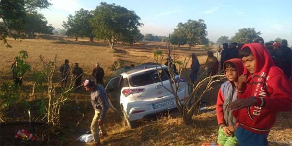 ट्रेलर से टकराई तेज रफ्तार कार ट्रेलर से टकराई तेज रफ्तार कार