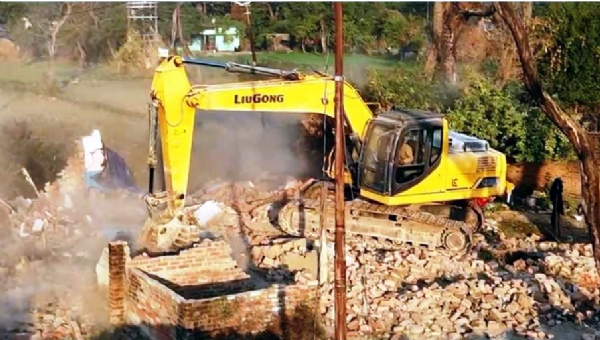 रामनगर में अतिक्रमणों पर गरजता बुलडोजर। रामनगर में अतिक्रमणों पर गरजता बुलडोजर।