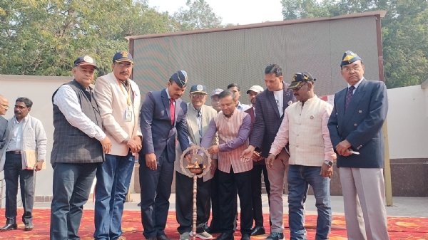 उद्घाटन करते जिलाधिकारी उद्घाटन करते जिलाधिकारी