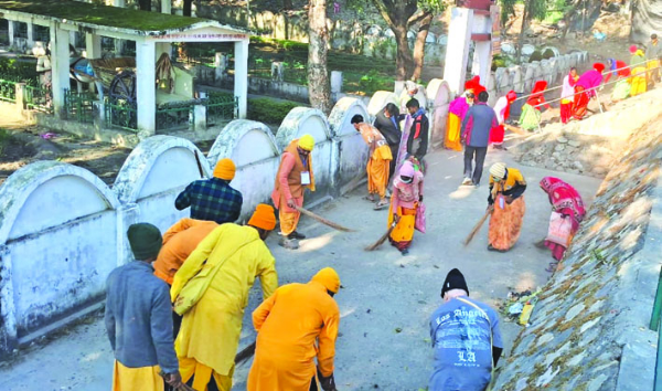 गंगा घाटों पर सफाई करते शांतिकुंज के साधक गंगा घाटों पर सफाई करते शांतिकुंज के साधक