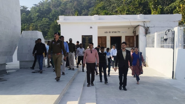 कलेक्टर दीपक सोना सोनाखान पहुंचकर बलिदान दिवस की तैयारियों का जायज़ा लेते हुए कलेक्टर दीपक सोना सोनाखान पहुंचकर बलिदान दिवस की तैयारियों का जायज़ा लेते हुए