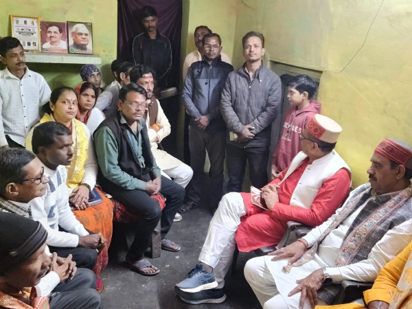 क्षेत्रीय जनता और कार्यकर्ताओं से संवाद करते जिलाध्यक्ष अनिल दीक्षित क्षेत्रीय जनता और कार्यकर्ताओं से संवाद करते जिलाध्यक्ष अनिल दीक्षित