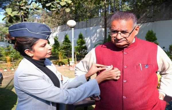 सशस्त्र सेना झंडा दिवस के अवसर पर सैनिक कल्याण मंत्री गणेश जोशी को फ्लैग लगाते। सशस्त्र सेना झंडा दिवस के अवसर पर सैनिक कल्याण मंत्री गणेश जोशी को फ्लैग लगाते।