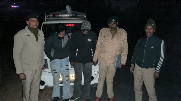 पुलिस के साथ पकड़े गए आरोपी।