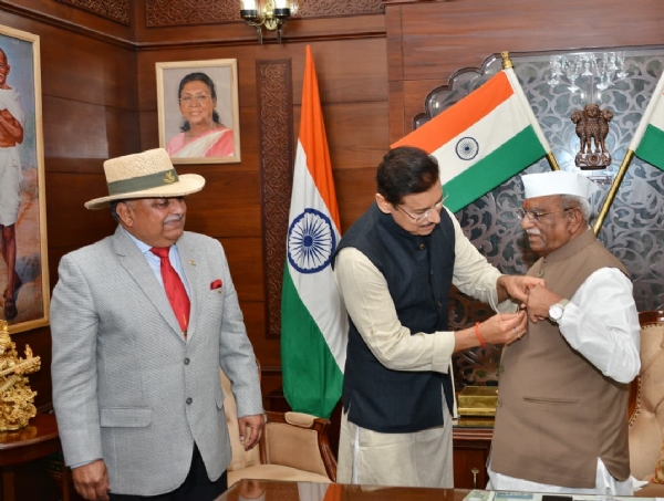 कर्नल राज्यवर्धन सिंह राठौड़ ने लोक भवन पहुंचकर राज्यपाल की जैकेट पर लगाया झंडा (बैज) कर्नल राज्यवर्धन सिंह राठौड़ ने लोक भवन पहुंचकर राज्यपाल की जैकेट पर लगाया झंडा (बैज)