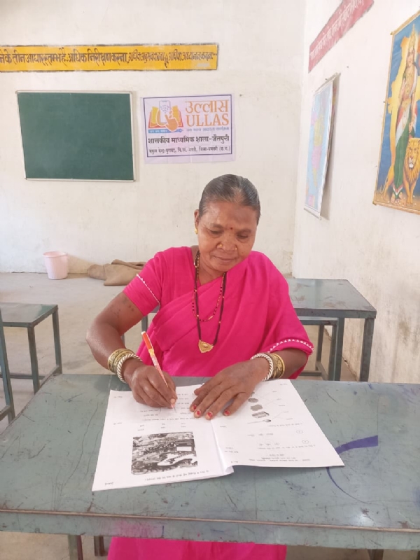 परीक्षा देते हुए शिक्षार्थी।