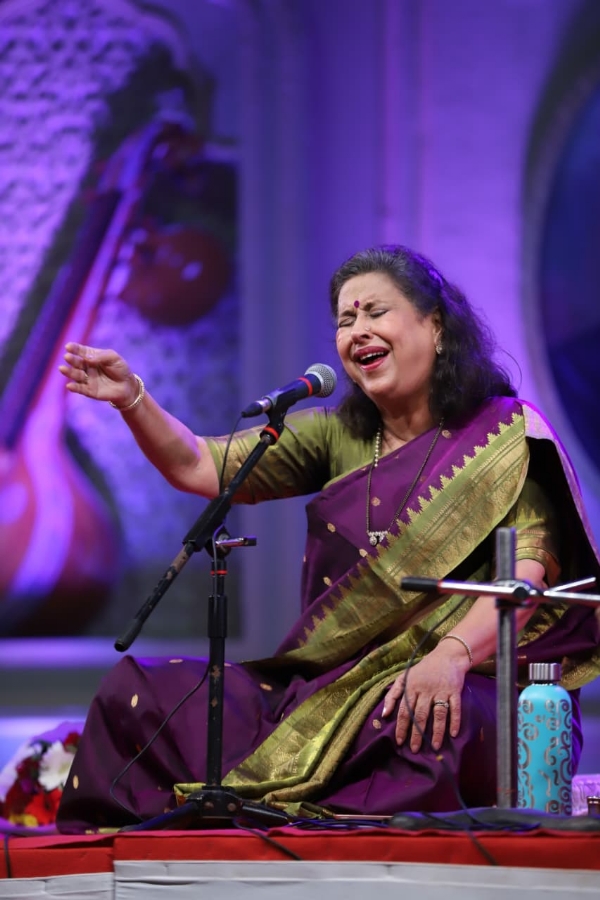 Singer arati tinkalekar Singer arati tinkalekar