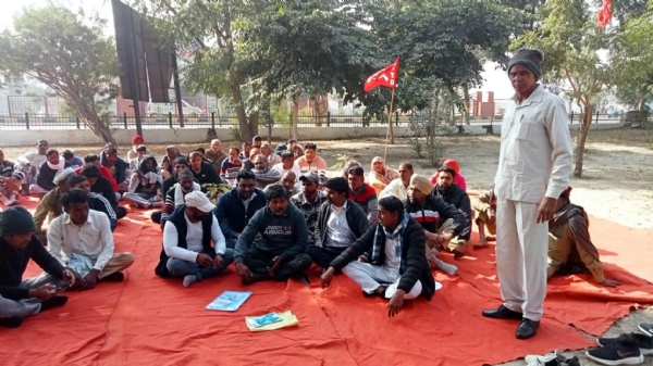 फतेहाबाद। मांगों को लेकर लघु सचिवालय पर धरना देते ग्रामीण सफाई कर्मचारी। फतेहाबाद। मांगों को लेकर लघु सचिवालय पर धरना देते ग्रामीण सफाई कर्मचारी।