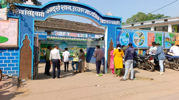 शिवसिंह वर्मा शासकीय उमावि के परीक्षा के लिए प्रवेश करते हुए परीक्षार्थी।