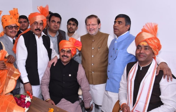 सोनीपत गन्नौर मार्केट कमेटी चेयरमैन निशांत छौक्कर और वाइस चेयरमैन योगेश कौशिक पदभार ग्रहण करवाते हुए मंत्री डा. अरविंद शर्मा सोनीपत गन्नौर मार्केट कमेटी चेयरमैन निशांत छौक्कर और वाइस चेयरमैन योगेश कौशिक पदभार ग्रहण करवाते हुए मंत्री डा. अरविंद शर्मा