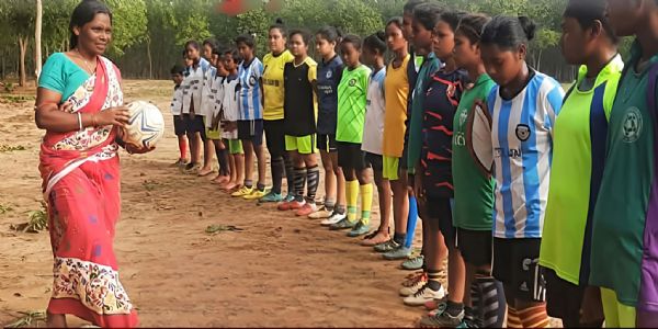 फुटबॉल खेलती गृहवधू भारती मुदी फुटबॉल खेलती गृहवधू भारती मुदी