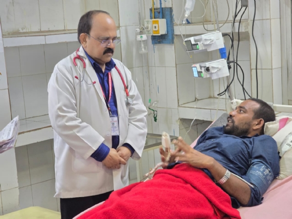 तमिल युवक का हालचाल लेते चिकित्सक तमिल युवक का हालचाल लेते चिकित्सक