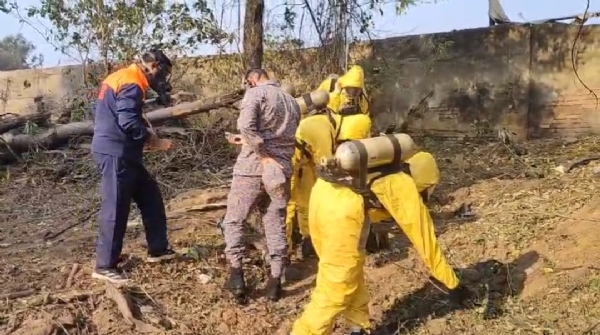 जहरीले गैस की जांच करती टीम जहरीले गैस की जांच करती टीम