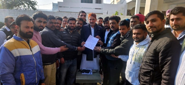 टोहाना। सांसद सुभाष बराला को ज्ञापन सौंपते दैनिक यात्री रेल एसोसिएशन जाखल का प्रतिनिधिमंडल। टोहाना। सांसद सुभाष बराला को ज्ञापन सौंपते दैनिक यात्री रेल एसोसिएशन जाखल का प्रतिनिधिमंडल।