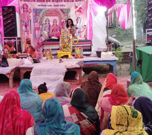 तिवारीपुर मजरा स्थित हनुमान मंदिर परिसर में रामकथा सुनाते आचार्य अरविंद शुक्ल। तिवारीपुर मजरा स्थित हनुमान मंदिर परिसर में रामकथा सुनाते आचार्य अरविंद शुक्ल।
