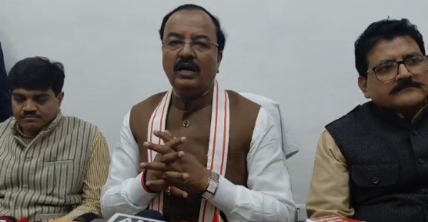 पत्रकारों से वार्ता करते उपमुख्यमंत्री केशवप्रसाद मौर्य पत्रकारों से वार्ता करते उपमुख्यमंत्री केशवप्रसाद मौर्य