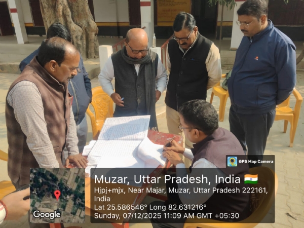 मेगा डिजिटाइजेशन दिवस के अवसर पर काम करते हुए जिलाधिकारी मौके पर उपस्थित लोग मेगा डिजिटाइजेशन दिवस के अवसर पर काम करते हुए जिलाधिकारी मौके पर उपस्थित लोग