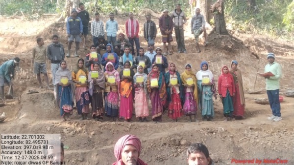 कोरबा : रोजगार दिवस में ग्रामीणों को आजीविका डबरी और क्यूआर कोड की दी गई जानकारी कोरबा : रोजगार दिवस में ग्रामीणों को आजीविका डबरी और क्यूआर कोड की दी गई जानकारी