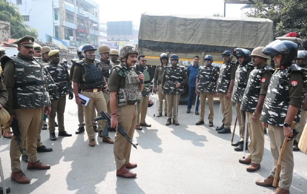 पुलिस कर्मियों को दिशा निर्देश देते पुलिस कमिश्नर पुलिस कर्मियों को दिशा निर्देश देते पुलिस कमिश्नर