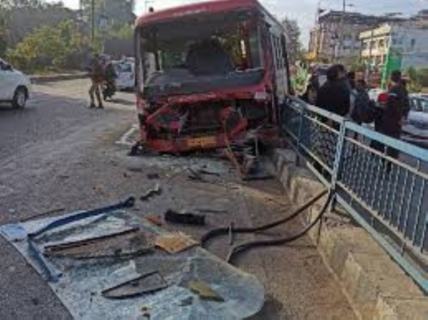 कार को बचाने में सिटी बस अनियंत्रित होकर डिवाइडर पर चढ़ी कार को बचाने में सिटी बस अनियंत्रित होकर डिवाइडर पर चढ़ी