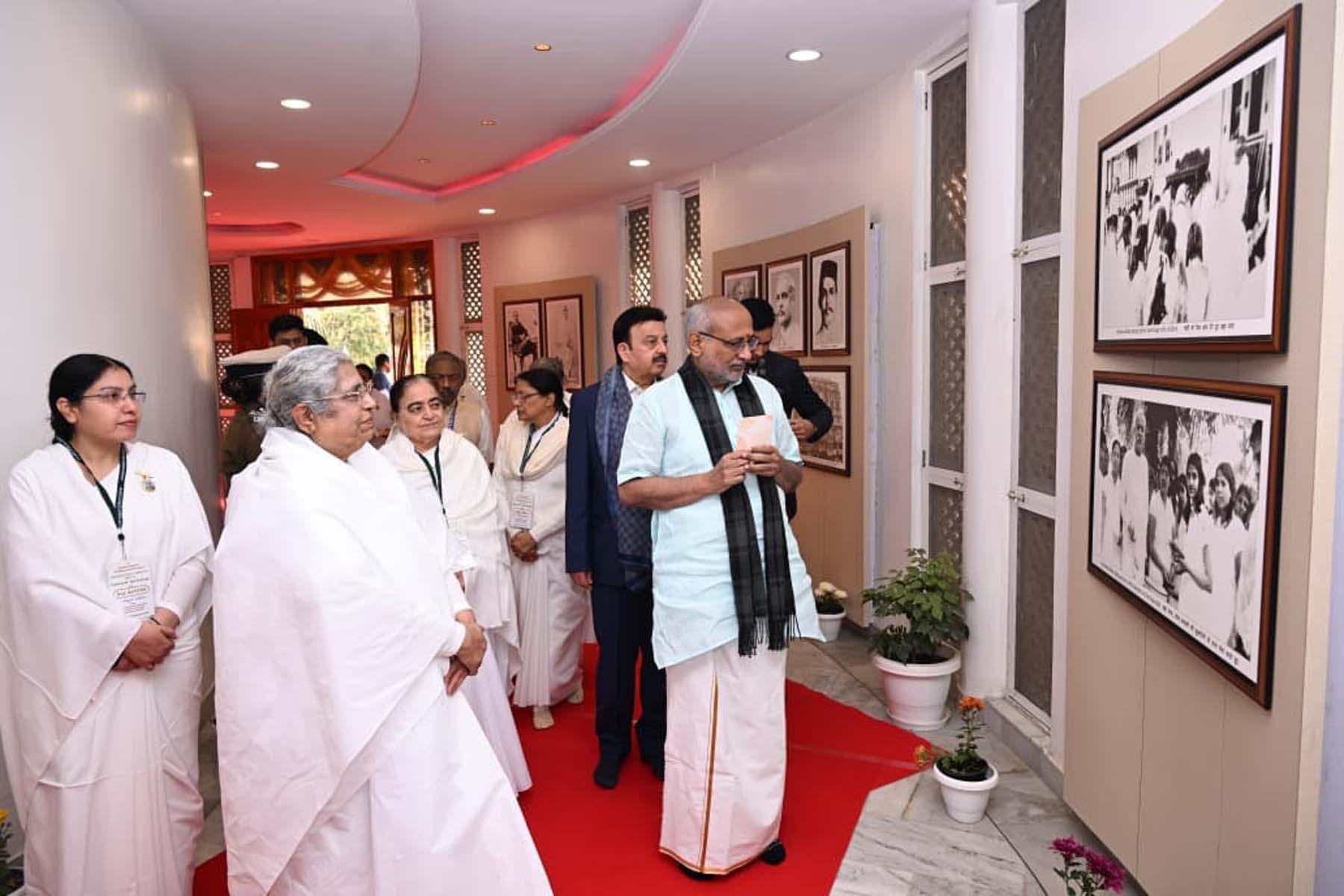 गुरुग्राम के बोहड़ाकलां स्थित ब्रह्माकुमारीज ओम शांति रिट्रीट सेंटर के रजत जयंती वर्ष पर आयोजित कार्यक्रम में प्रदर्शनी का अवलोकन करते उप-राष्ट्रपति सी.पी. राधाकृष्णन। गुरुग्राम के बोहड़ाकलां स्थित ब्रह्माकुमारीज ओम शांति रिट्रीट सेंटर के रजत जयंती वर्ष पर आयोजित कार्यक्रम में प्रदर्शनी का अवलोकन करते उप-राष्ट्रपति सी.पी. राधाकृष्णन।