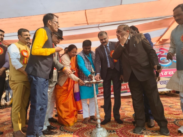 शाहाबाद महोत्सव का दीप प्रज्वालित कर उद्घाटन करते अतिथि शाहाबाद महोत्सव का दीप प्रज्वालित कर उद्घाटन करते अतिथि
