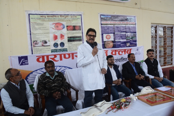 संबोधित करते हुए नेत्र विभाग के विभागाध्यक्ष संबोधित करते हुए नेत्र विभाग के विभागाध्यक्ष