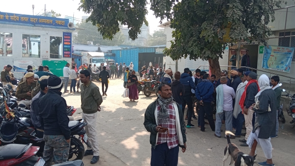 अस्पताल में आक्रोशित भीड़