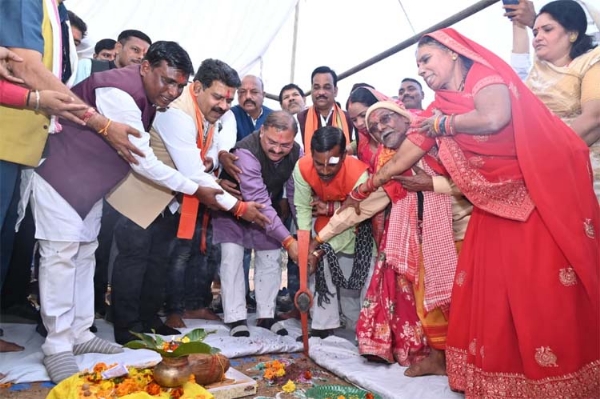 उपमुख्यमंत्री विजय शर्मा गौरव पथ निर्माण कार्य का भूमिपूजन करते हुए उपमुख्यमंत्री विजय शर्मा गौरव पथ निर्माण कार्य का भूमिपूजन करते हुए