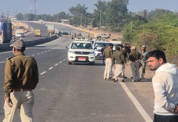 सड़क हादसे में चीते की मौत के बाद घटनास्थल पर वन विभाग के अधिकारी सड़क हादसे में चीते की मौत के बाद घटनास्थल पर वन विभाग के अधिकारी