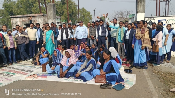 मुख्य गेट पर प्रदर्शन करते कामगार